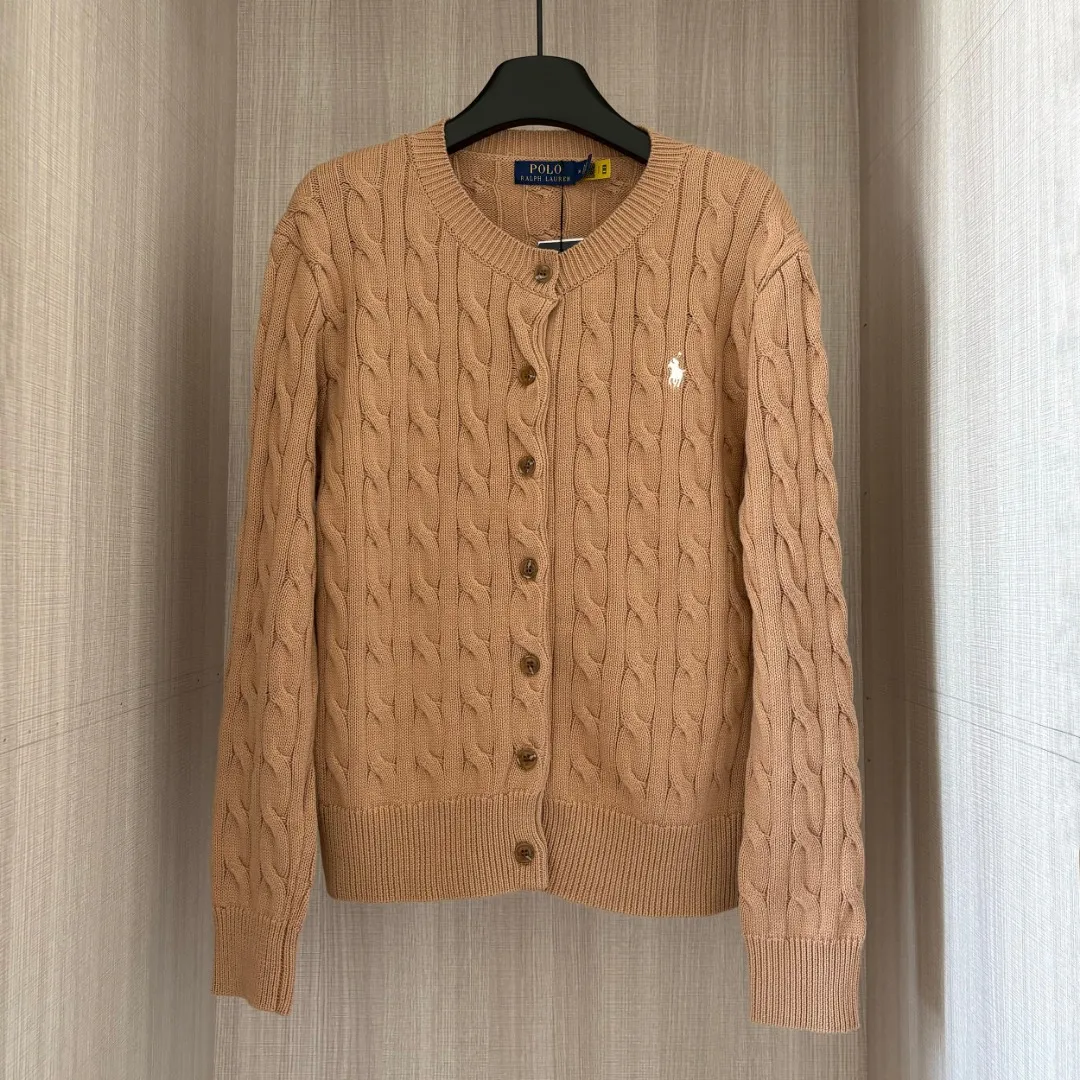 P220 RALPH LAUREN Ralph Lauren sixteen colors classic small label embroidery hemp cardigan round neck long sleeve button knitted sweater men's and women's tops Size: S M L It is made of pure cotton yarn and multi-knitted pure cotton, which is skin-friendly and comfortable. Small label war horse embroidery twist button round neck cardigan sweater🐎High quality. Follow the blogger to learn how to wear it! Let’s buy a Ralph Lauren cable sweater. It’s a super hard-to-find series after it became popular. It’s hard to find one on the official website. It’s simple and practical, has a lazy and loose feel, soft and delicate feel, and has a loose fit. Whether worn alone or layered, you can wear a simple one to create different styles of fashion!